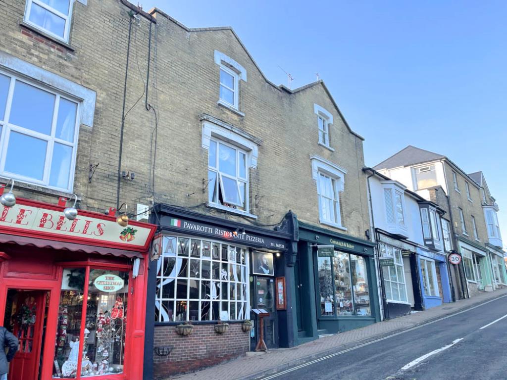 Lot: 52 - FREEHOLD RESTAURANT WITH LIVING ACCOMMODATION OVER - Front elevation from the High Street